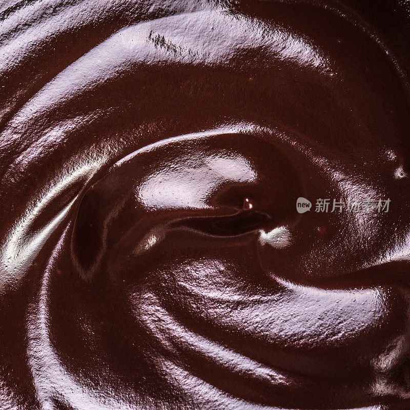 黑巧克力融化的微距图像