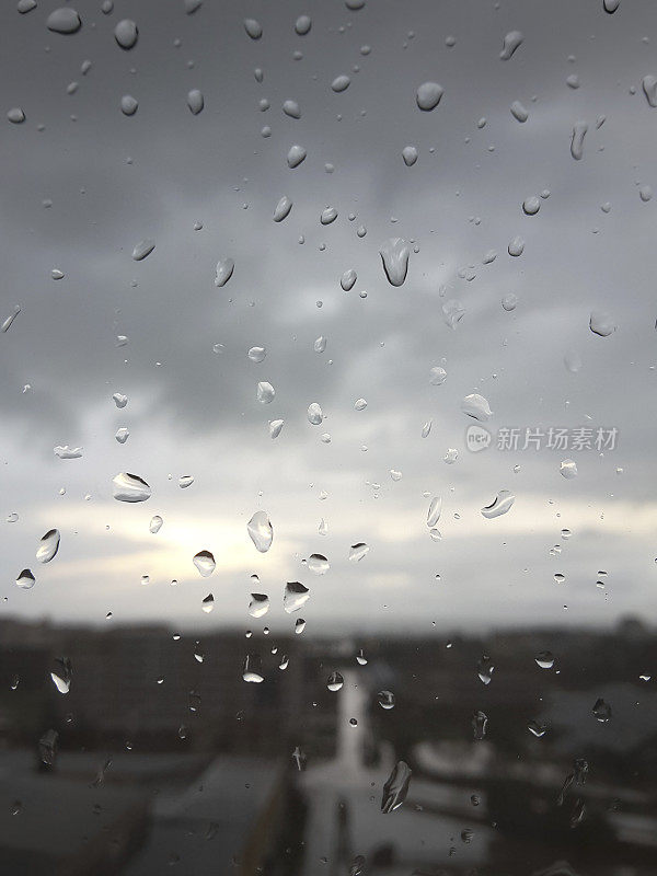 雨滴落在窗玻璃上