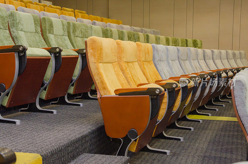 剧院或会议厅的空椅子。