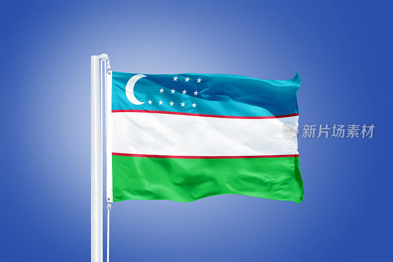 蓝天下乌兹别克斯坦国旗飘扬