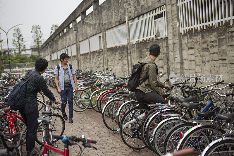 年轻的日本学生在日本京都停放自行车