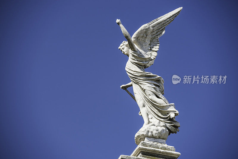 蓝天下的雕像俯视图