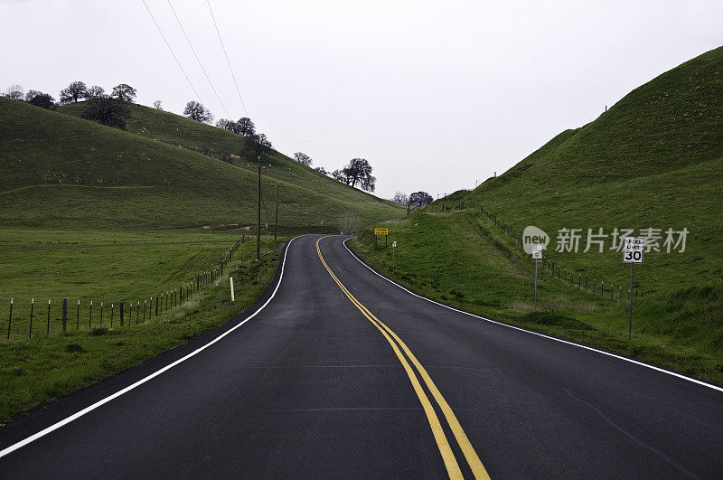 沥青乡间小路