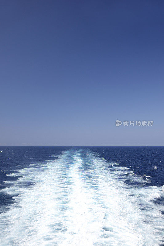 轮船在海上航行，直到地平线上有蓝天