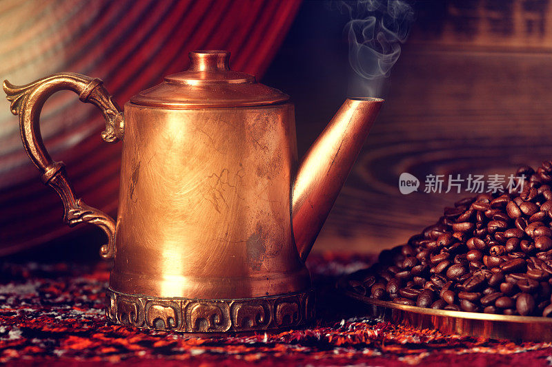 热咖啡在古董铜壶