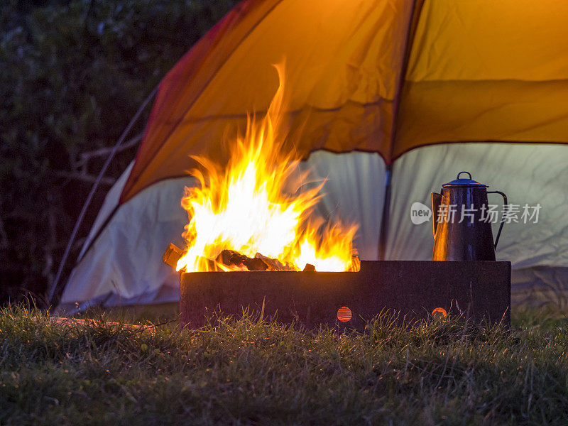 火环燃烧木材火焰咖啡壶帐篷特写俄勒冈