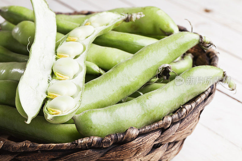 蚕豆在篮子里打开豆荚