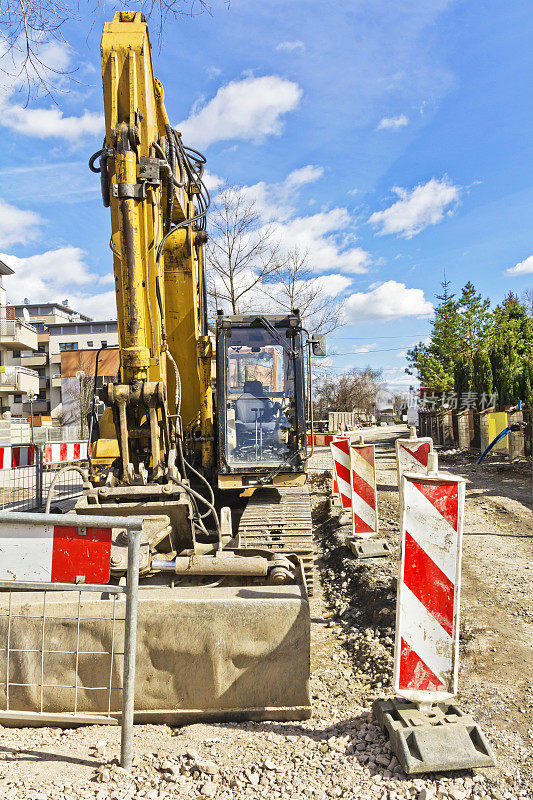 挖掘机在新建道路上施工