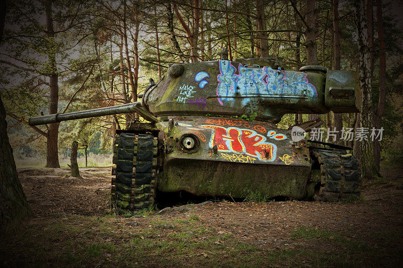 旧生锈的坦克涂涂鸦。