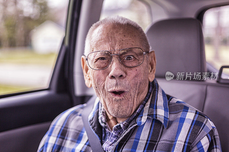夸张震惊的94岁老爷爷在车里的肖像