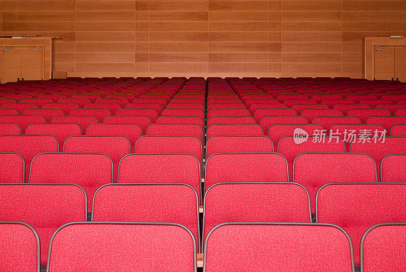 空荡荡的礼堂，红色的座位