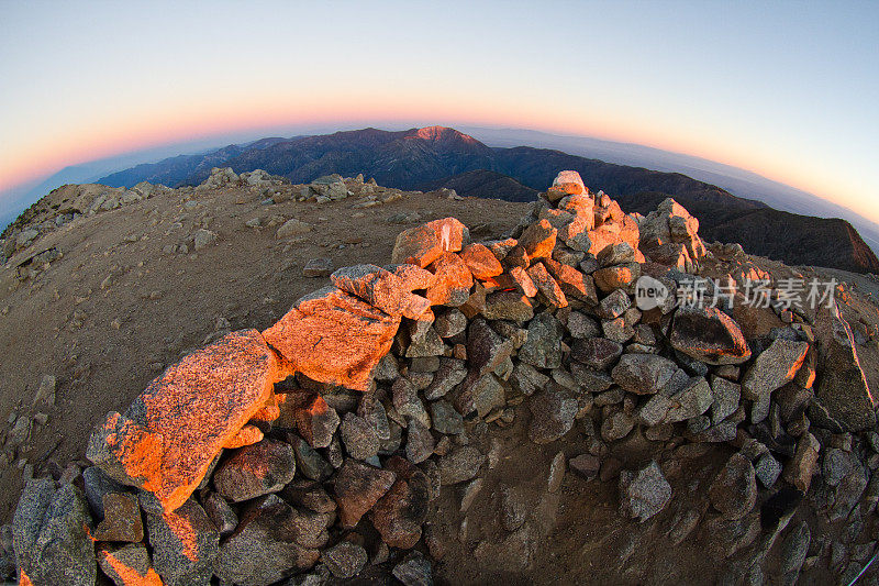 日出时的秃顶山