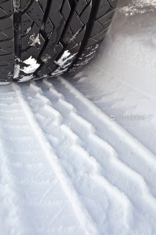 雪地里的冬季轮胎