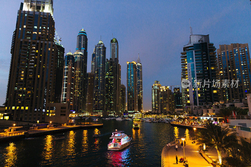 迪拜码头的夜景