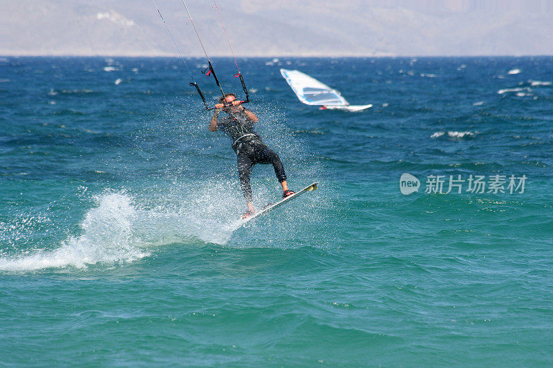 风筝冲浪者乘着波浪