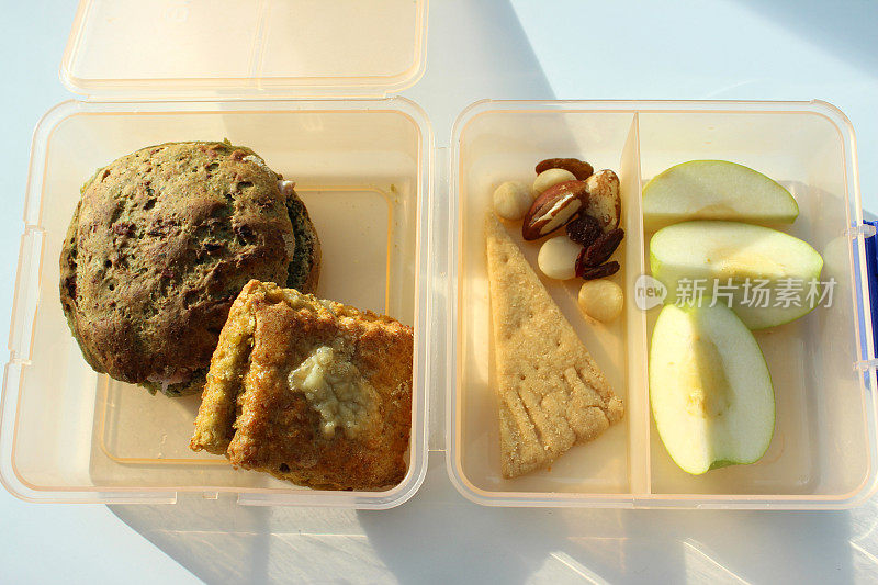 健康的形象吃干净的塑料午餐盒和全麦三明治