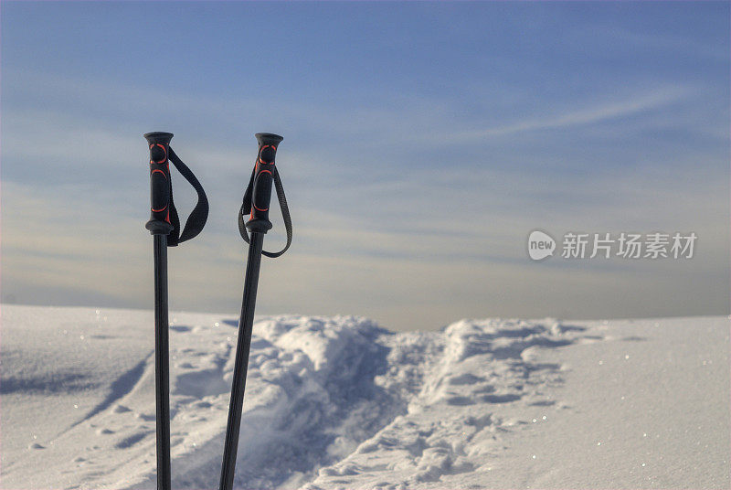 滑雪棍在雪地上的下一个跑道