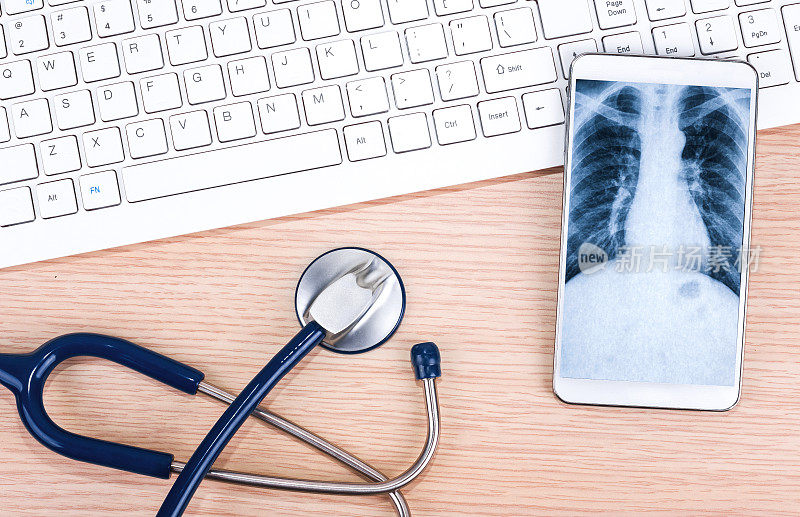 远程医疗:带听诊器和键盘的智能手机
