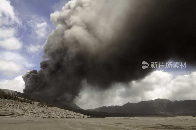 火山喷发产生的火山灰云