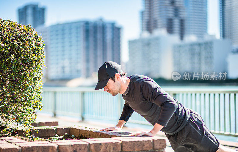 在城市里做俯卧撑的男人