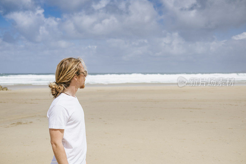 《偷拍的夏日肖像》，沿着纽基陶湾海滩散步的男人