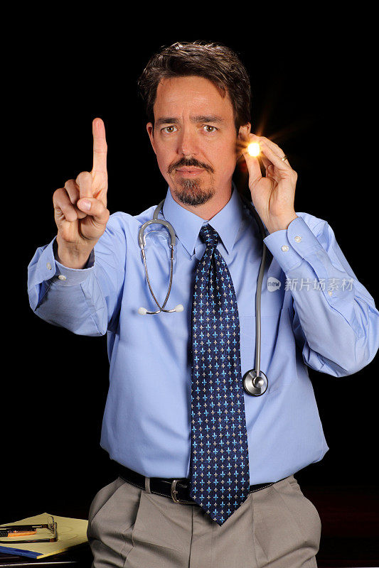 蓝衬衫医生用手指进行视力检查