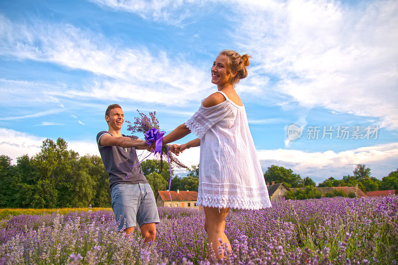 一对年轻夫妇在薰衣草地里享受