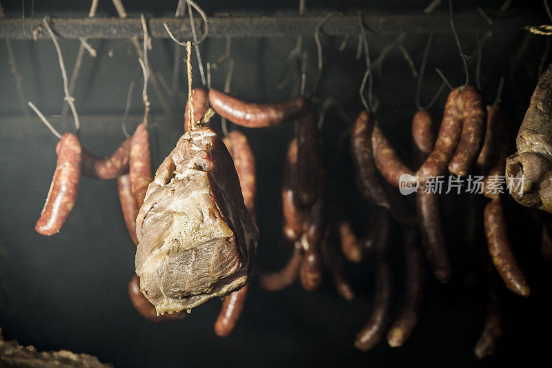 香肠和肉挂在熏制室里