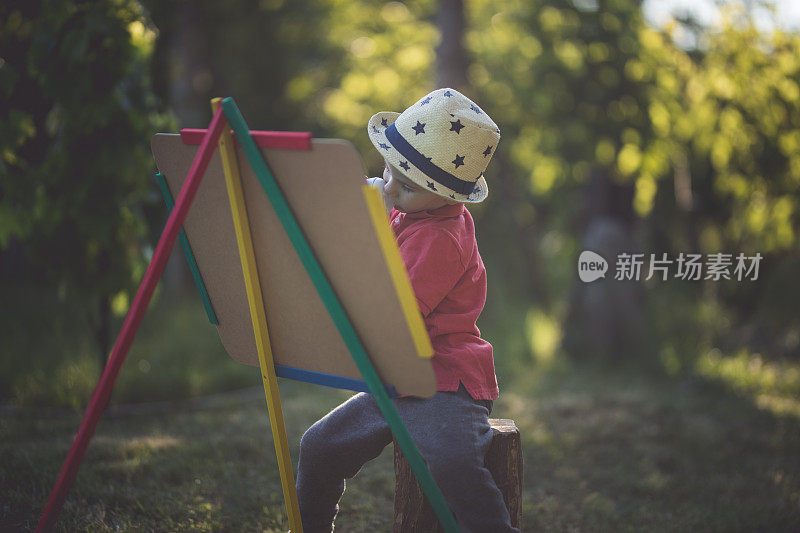 小男孩在黑板上写字