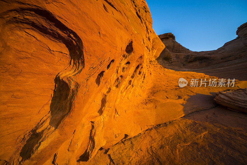 由砂岩形成的红色峡谷附近的精致拱门，犹他州，在日出