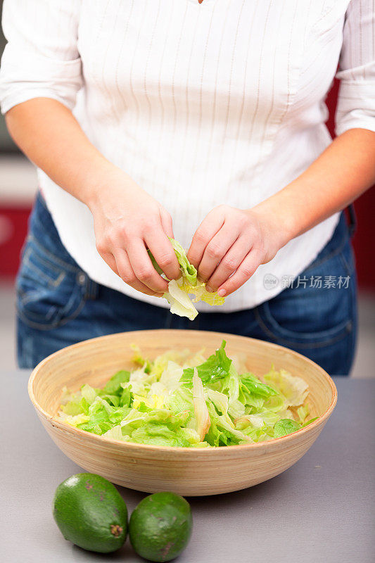 年轻女子在做沙拉