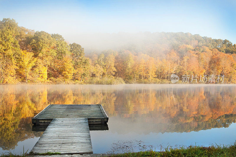 美丽的雾蒙蒙的秋天早晨在湖边