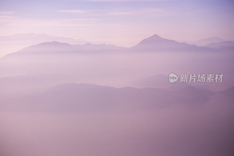 土耳其达拉曼·费提耶·穆格拉附近大雾弥漫的高山