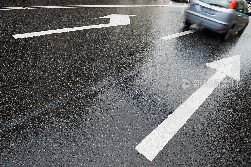 箭矢，运动模糊了雨中的汽车