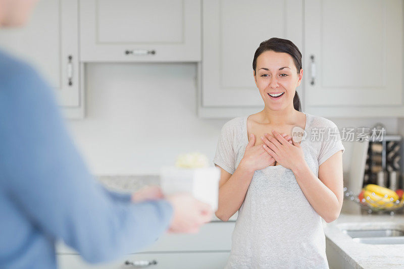 女人收到礼物时很惊讶