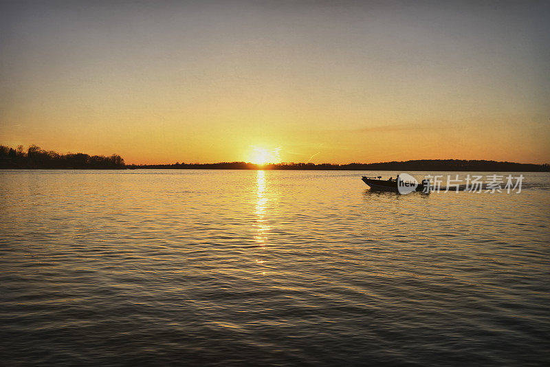日落时分的渔船