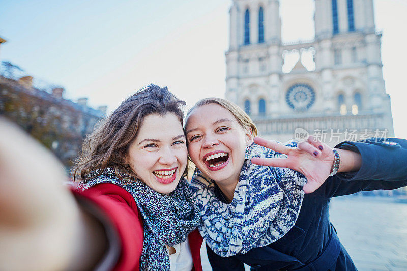 两个小女孩在巴黎圣母院附近自拍