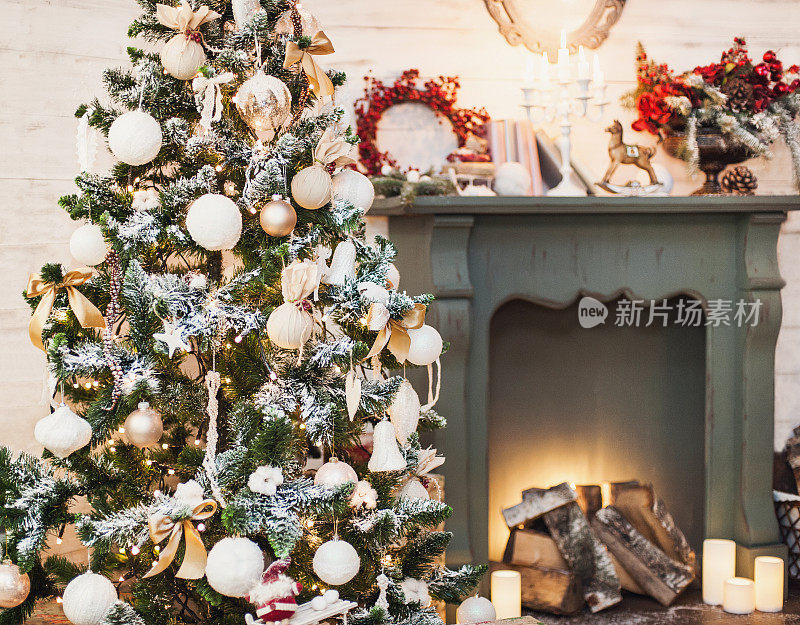 装饰圣诞树在一个家庭内部