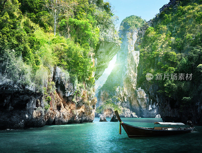 泰国甲米拉伊雷海滩的岩石景观