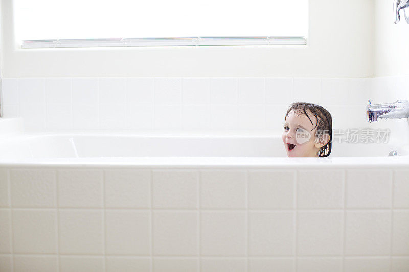 浴缸里的小女孩