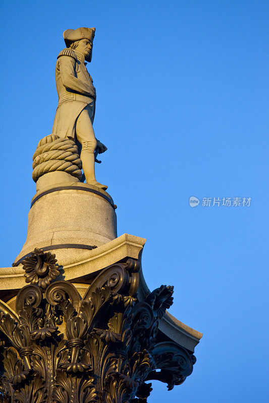 纳尔逊上将站在特拉法加广场纳尔逊纪念柱上