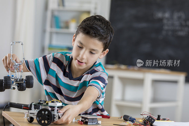 一名男小学生制造机器人