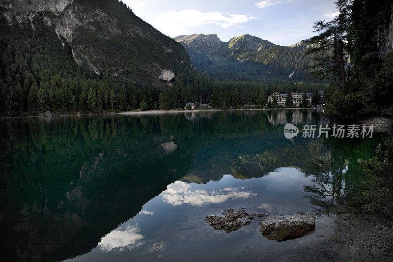 布拉格上阿迪杰湖的风景与山反射