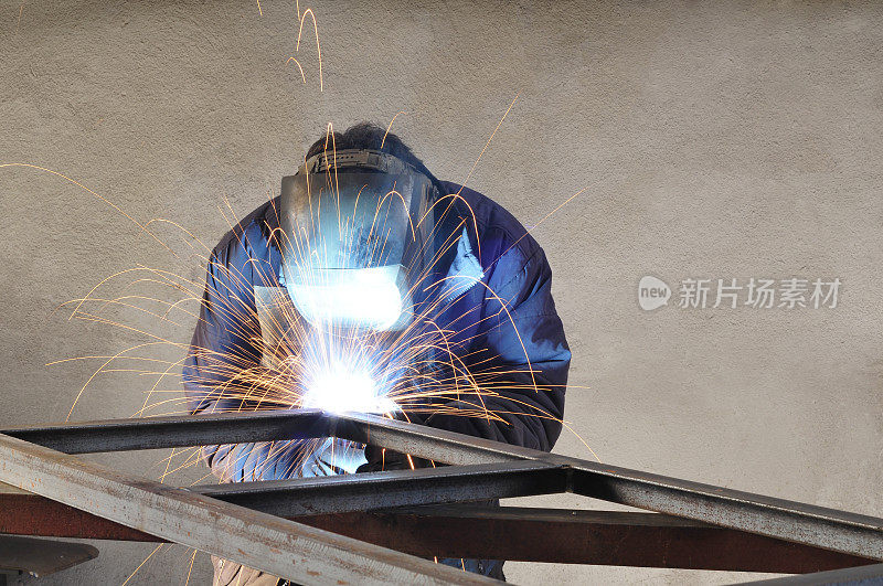 焊工在工作，生产一个铁框架
