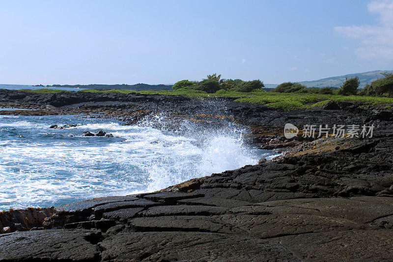 夏威夷熔岩海岸线上的汹涌海浪