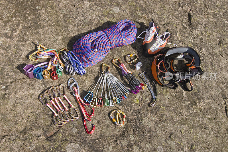 攀岩者的装备架，包括锁扣