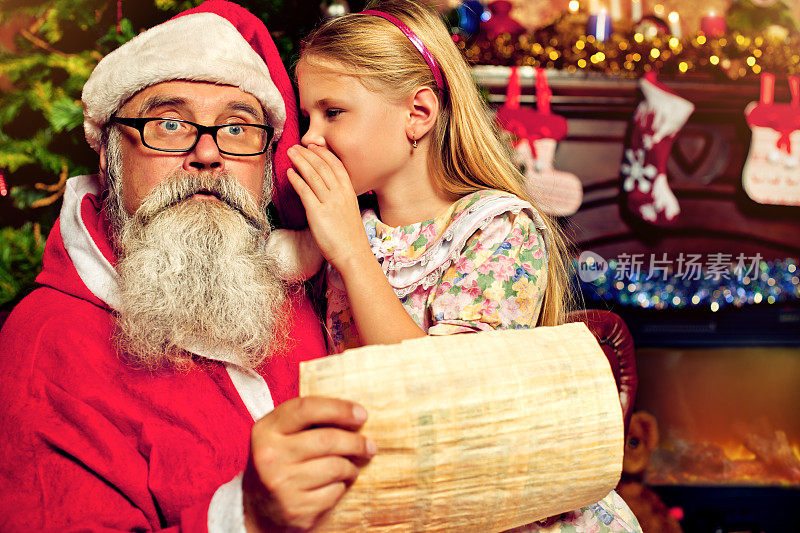 小女孩低声对圣诞老人说她的秘密愿望