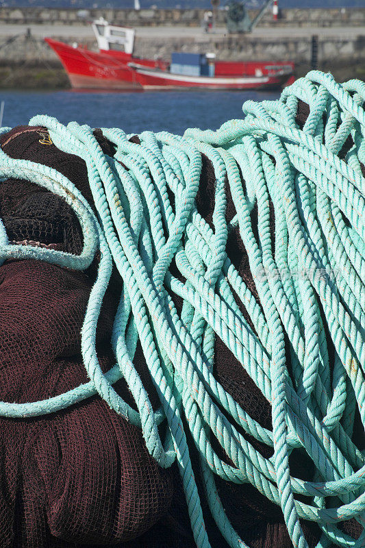 渔网、绳索和船。