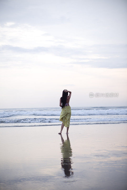 巴厘岛水明漾海滩上的女孩