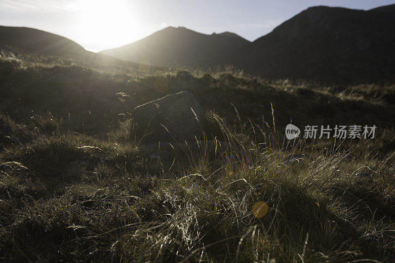 秋天的太阳在莫恩山，郡，北爱尔兰